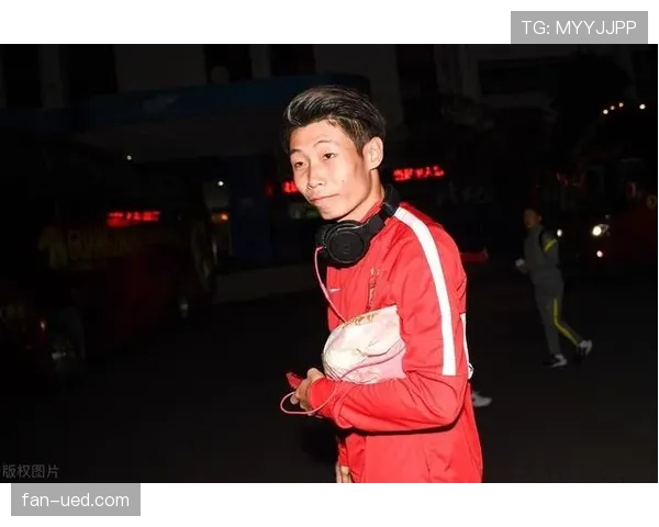 伊萨克如何从新星蜕变为球队核心前锋：成长路径与责任担当解析